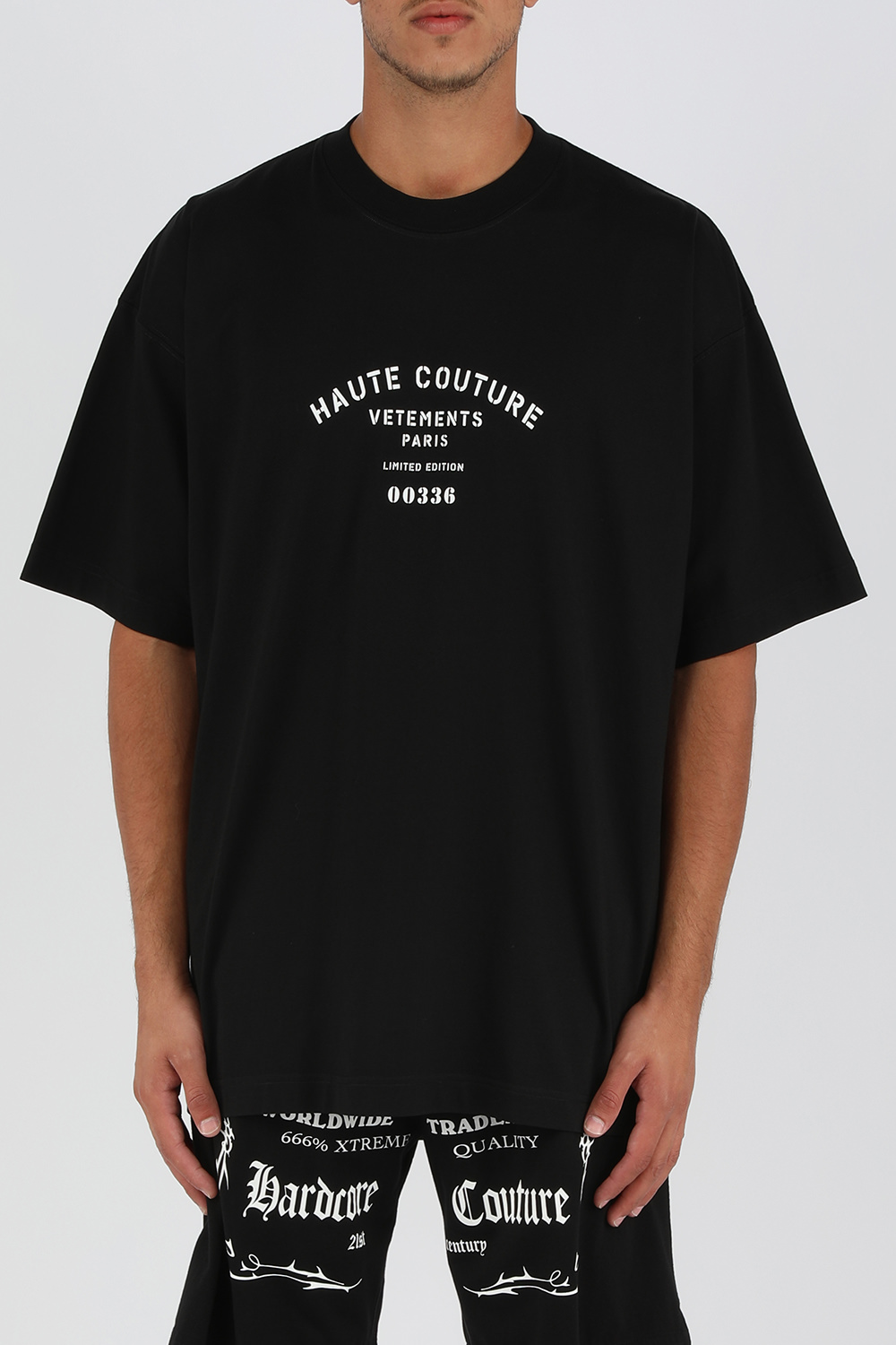 תמונת דוגמן קידמית של טישיטר הוט קוטור פריז שחורה