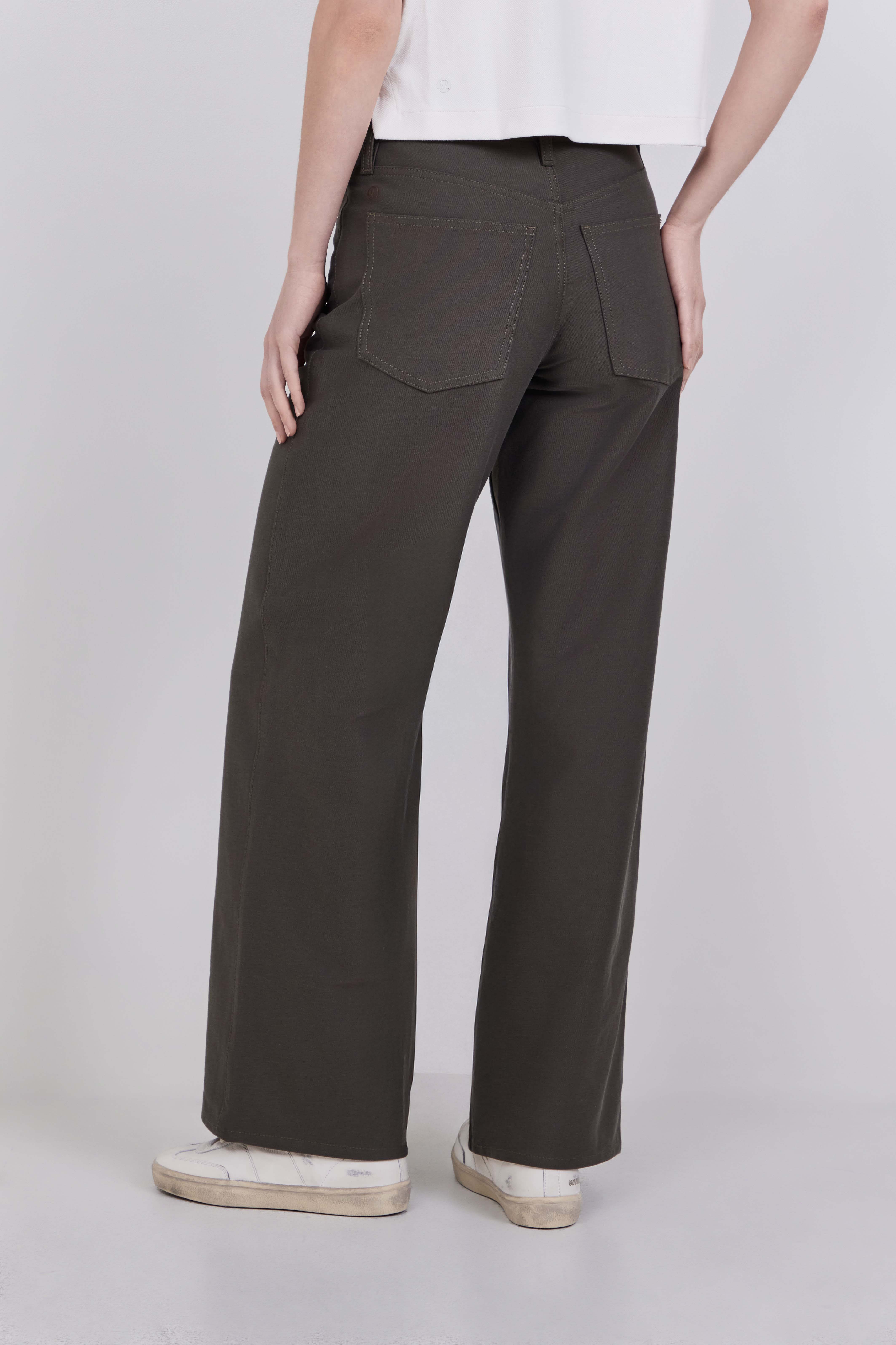 תמונת דוגמן אחורית של Easyfive Lr Classic-Wide Pant Regular