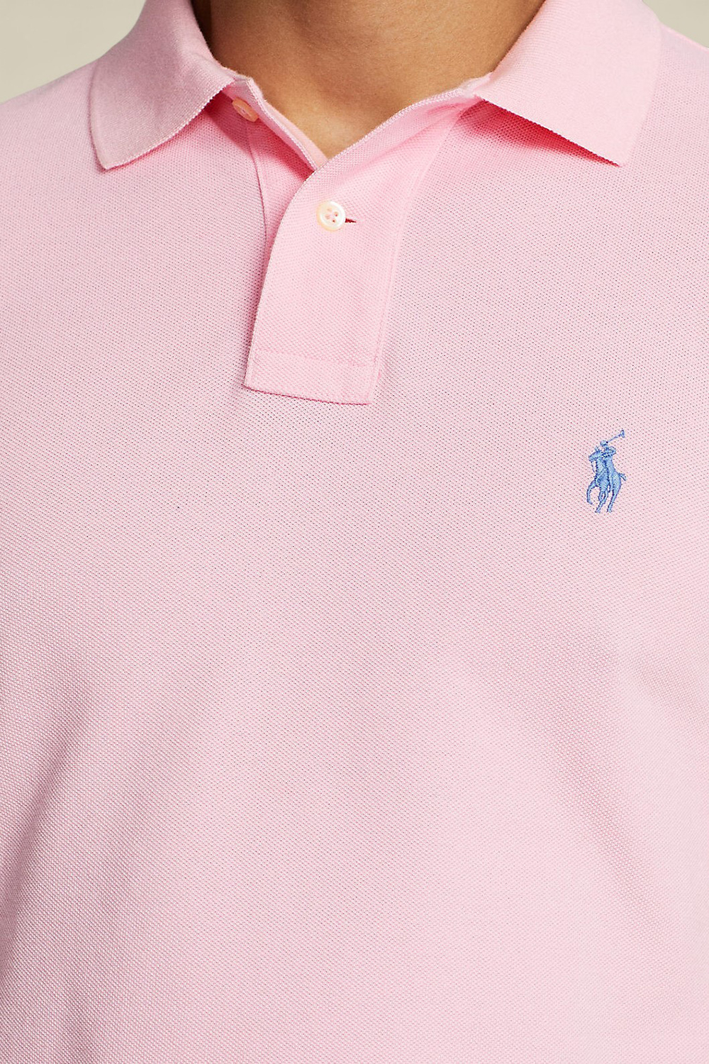 תמונת תקריב דוגמן של חולצת פולו סלים פיט