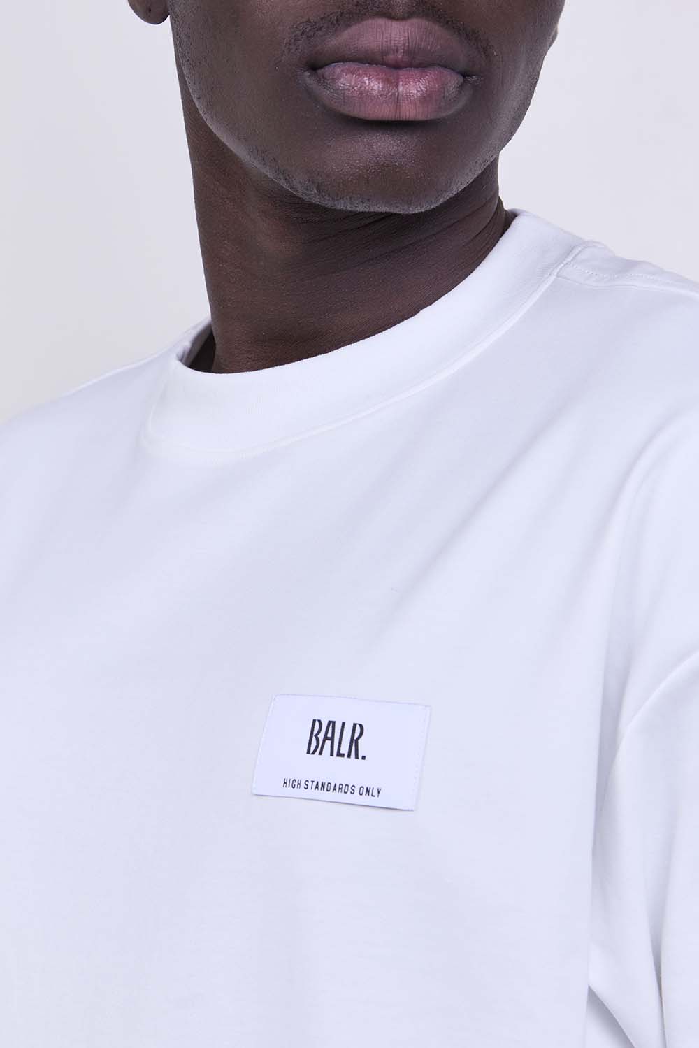 תמונת תקריב דוגמן של חולצת טי אוברסייז