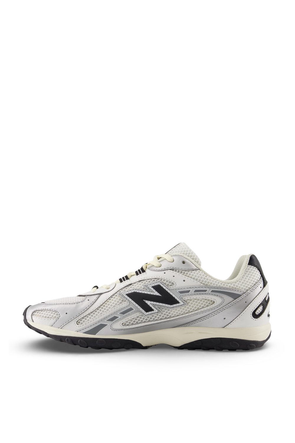 תמונה אחורית של נעלי סניקרס 204L