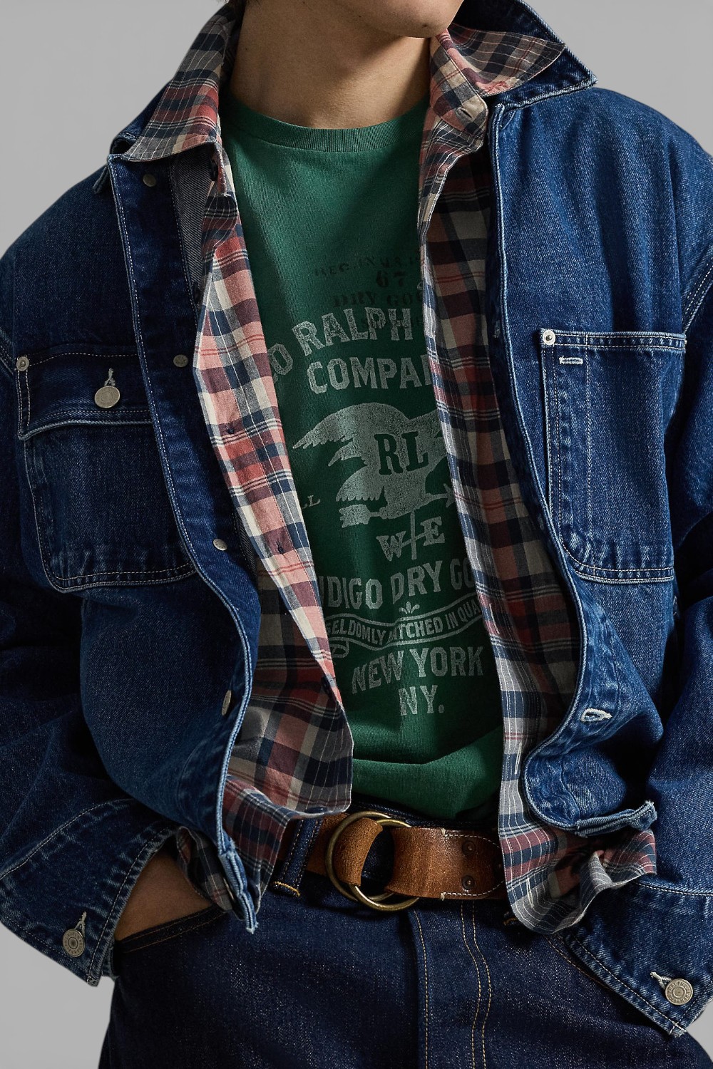 תמונת תקריב דוגמן של חולצת טי