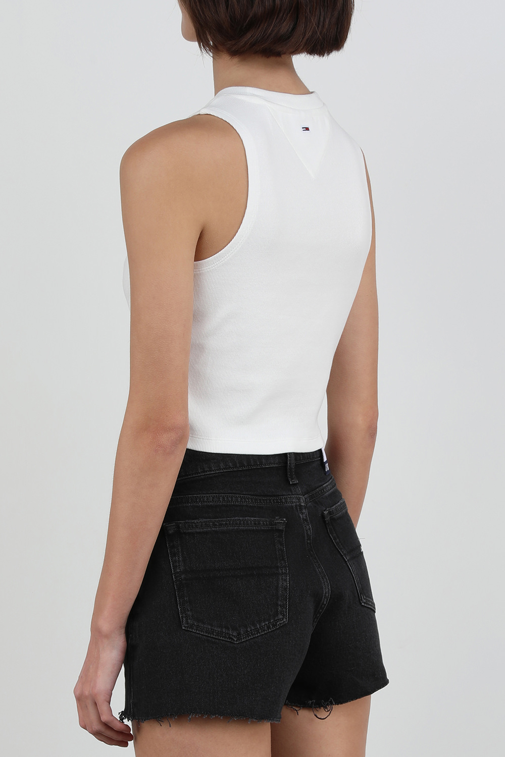 תמונת דוגמן אחורית של גופיית קרופ לבנה עם לוגו