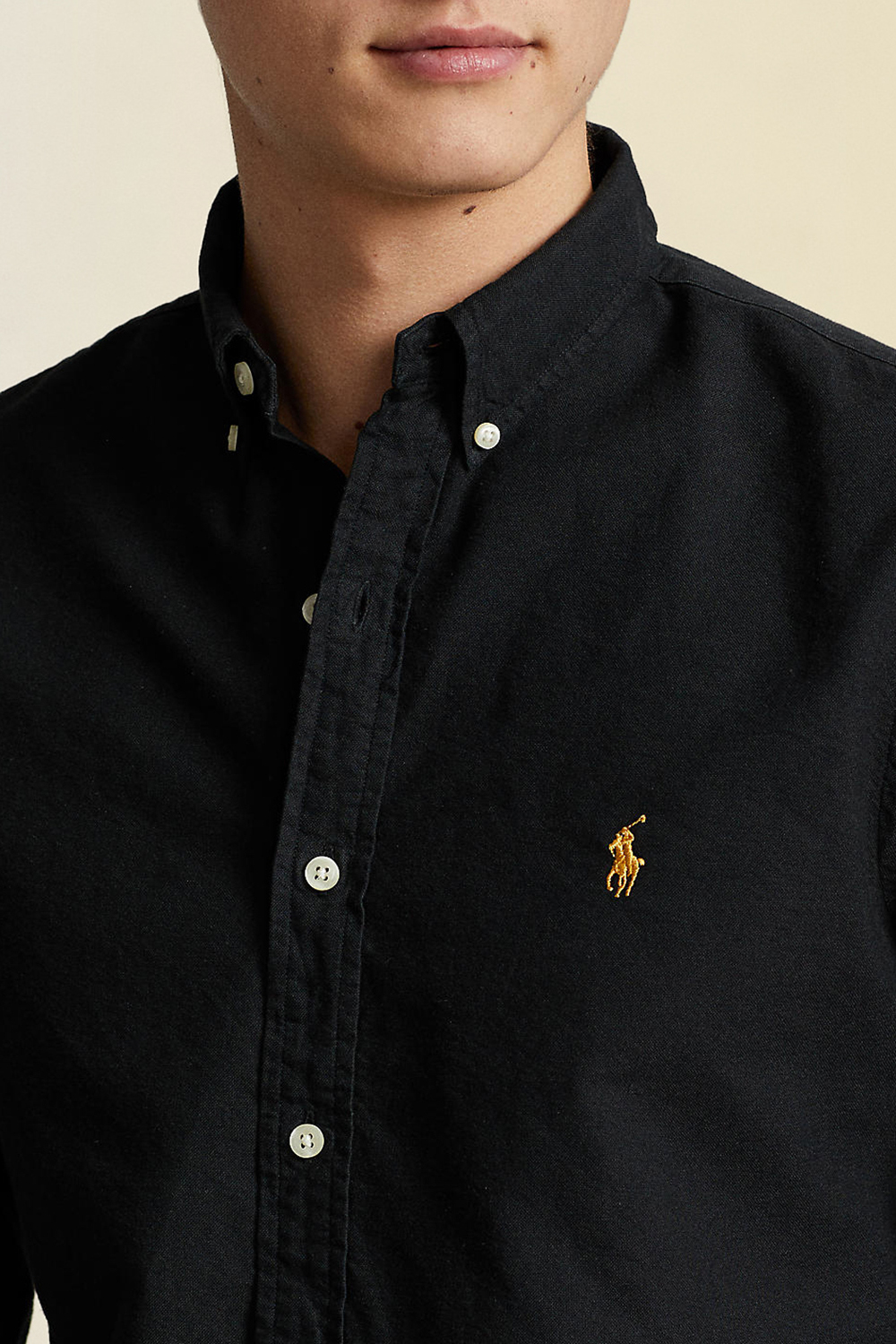 תמונת תקריב דוגמן של חולצה מכופתרת סלים פיט