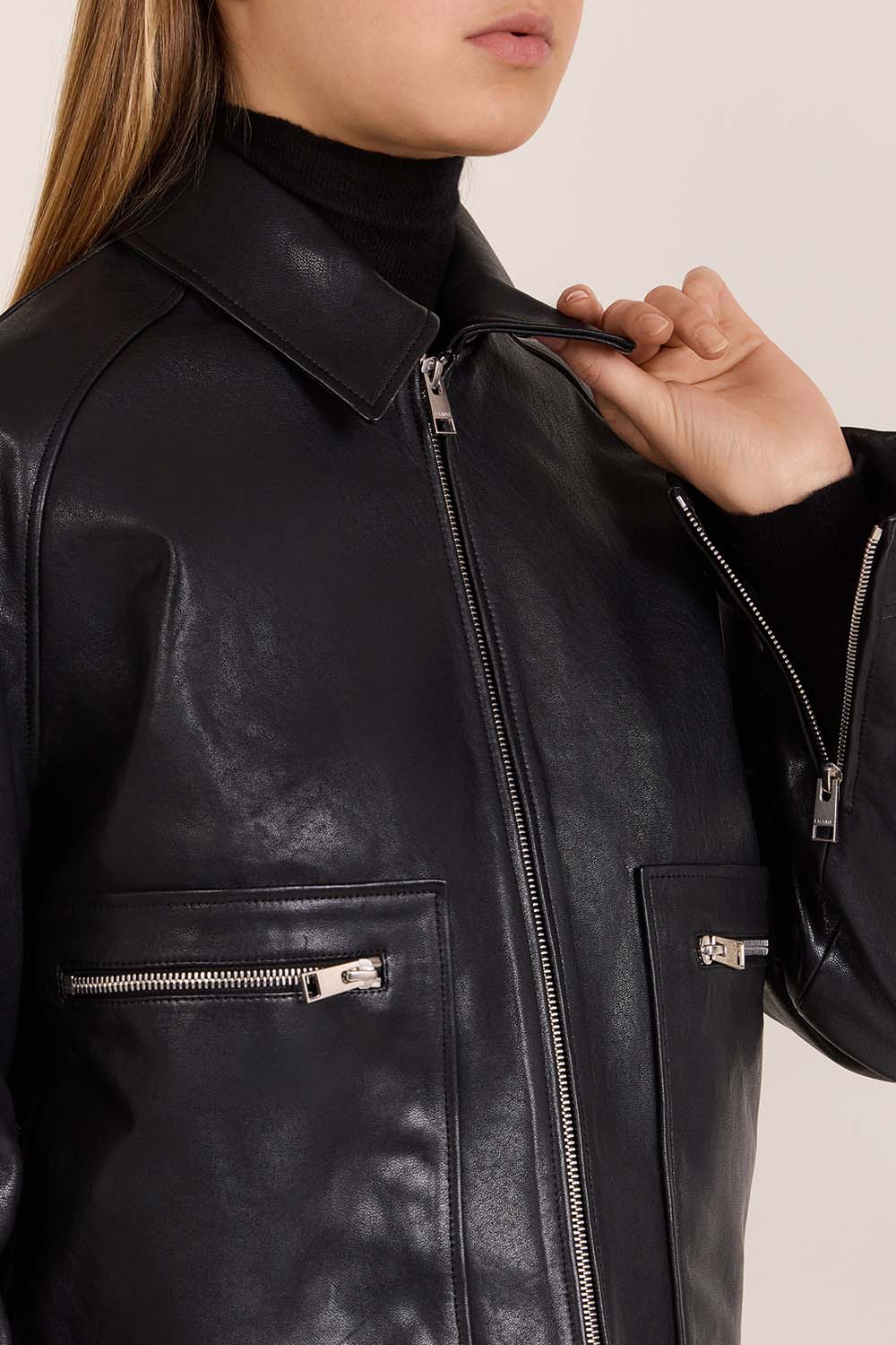 תמונת תקריב דוגמן של ז'קט עור