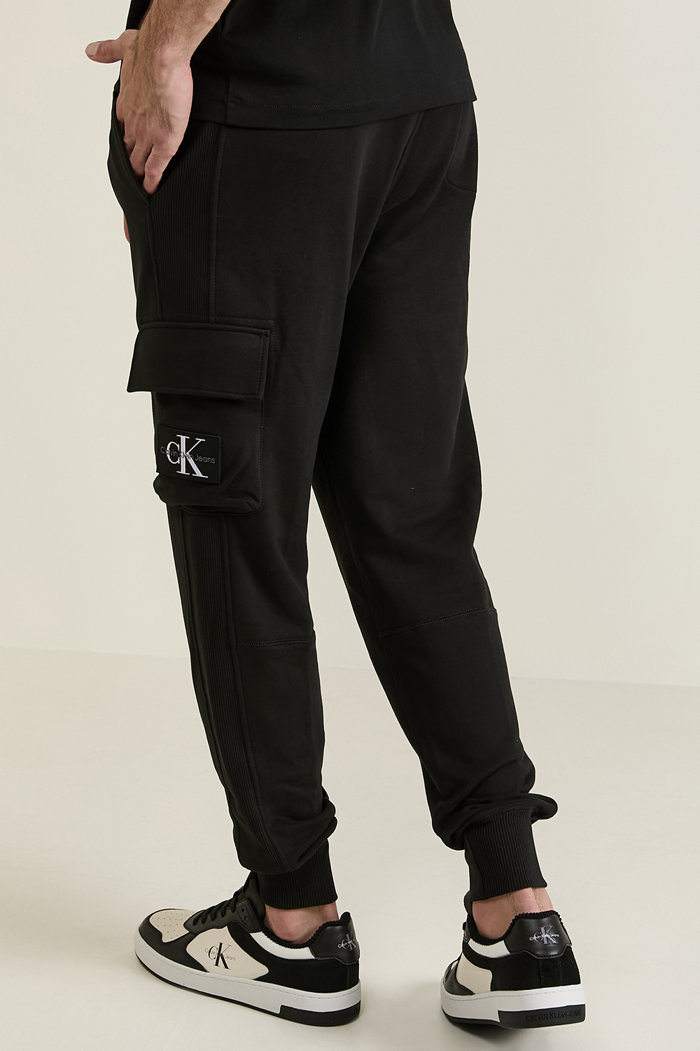 תמונת דוגמן אחורית של מכנסי ג'וגר