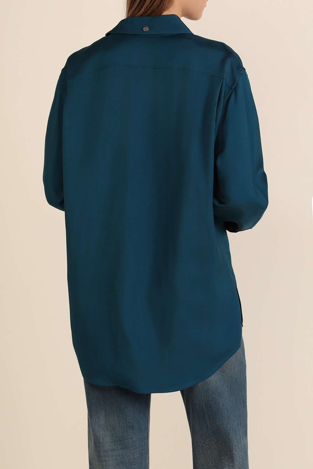 תמונת דוגמן אחורית של חולצה מכופתרת