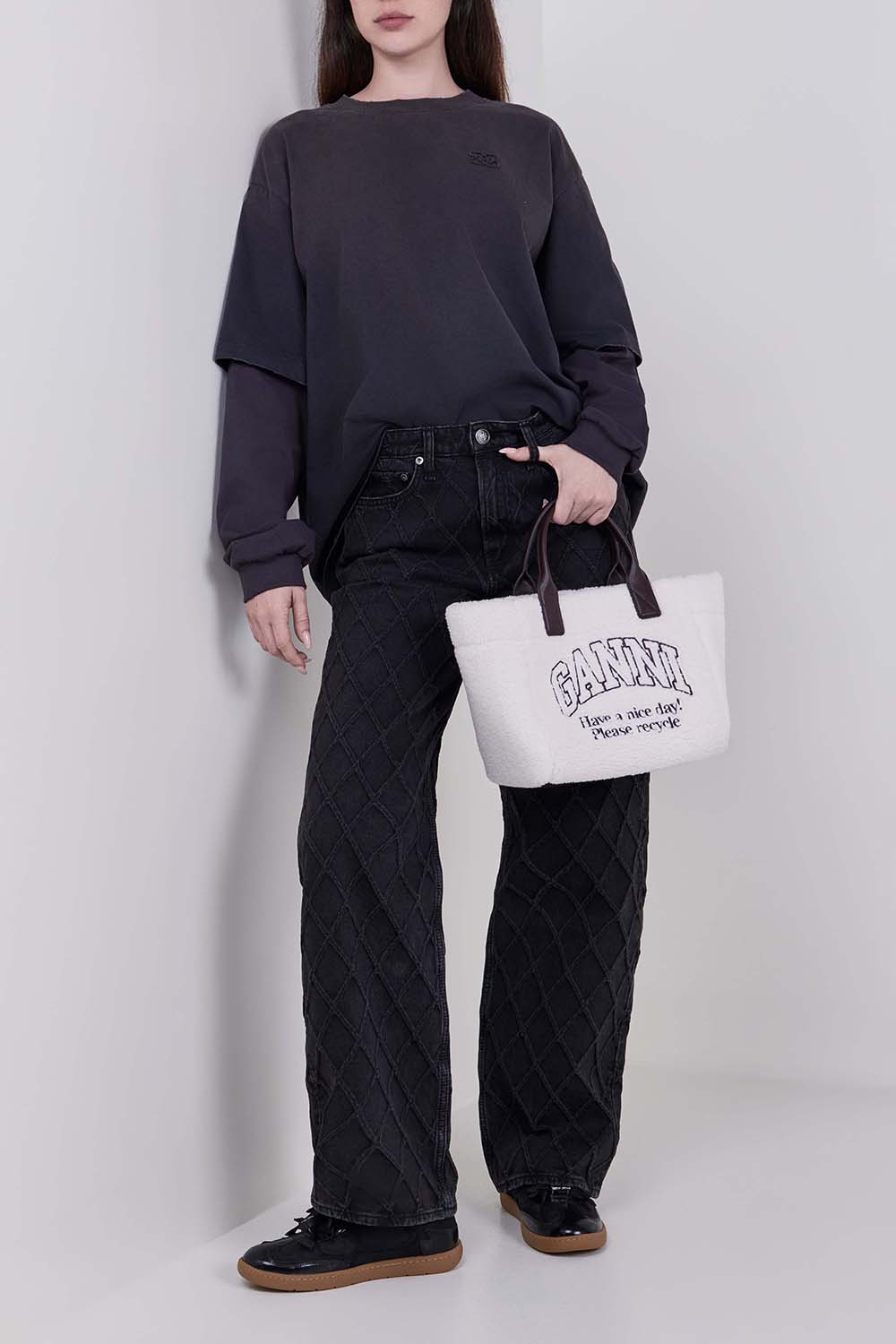 תמונת דוגמן קידמית של נעלי סניקרס