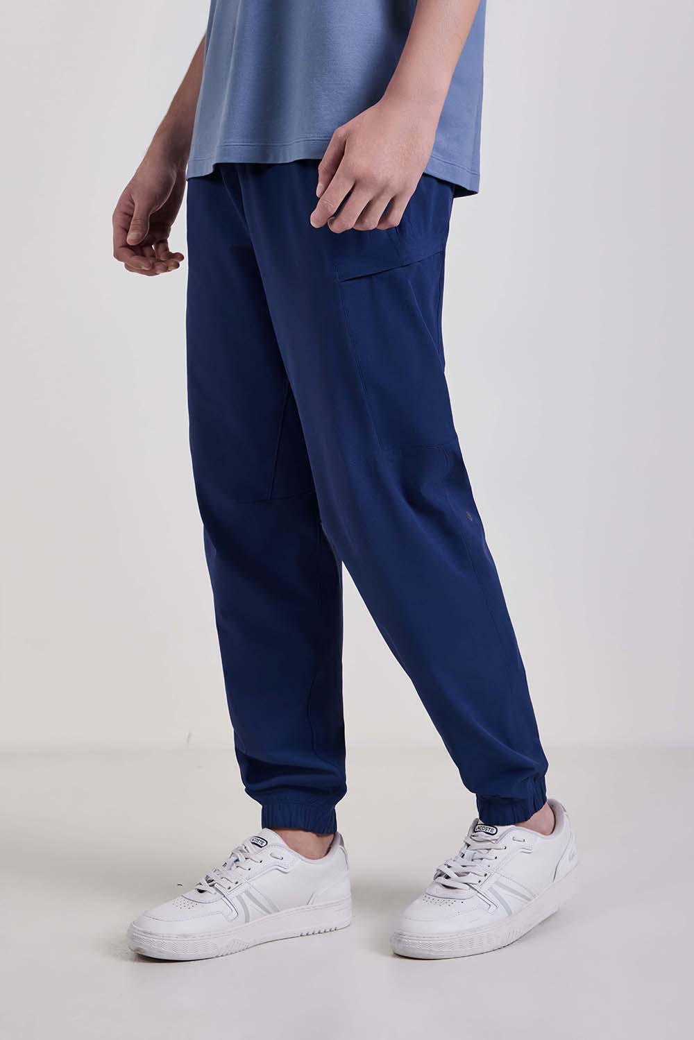תמונת דוגמן קידמית של Zeroed In Classic-Fit Cargo Jogger Regular