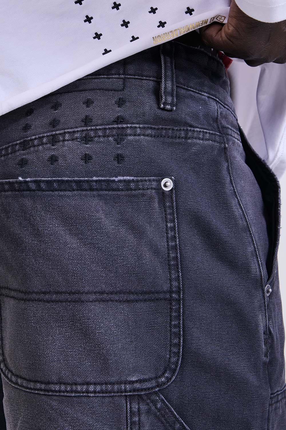 תמונת תקריב דוגמן של מכנסי ג'ינס קצרים אוברסייז