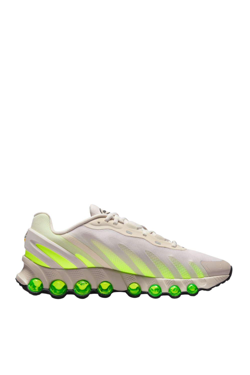 תמונה קידמית של נעלי סניקרס