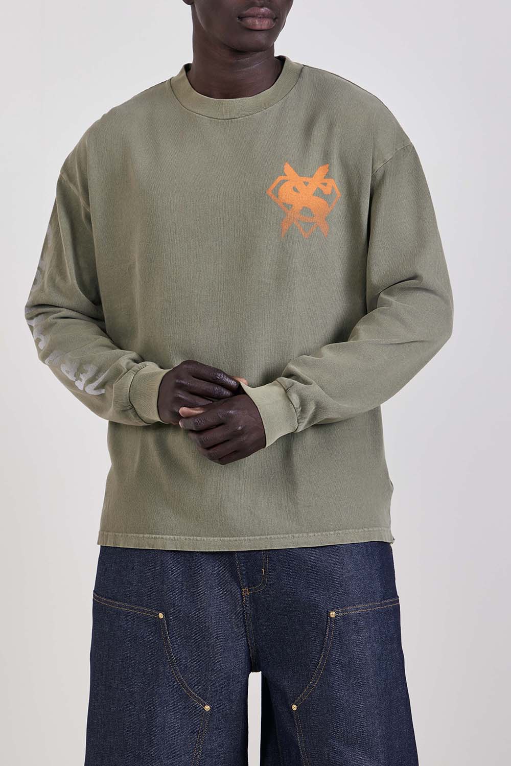 תמונת דוגמן קידמית של חולצת טי ארוכה אוברסייז