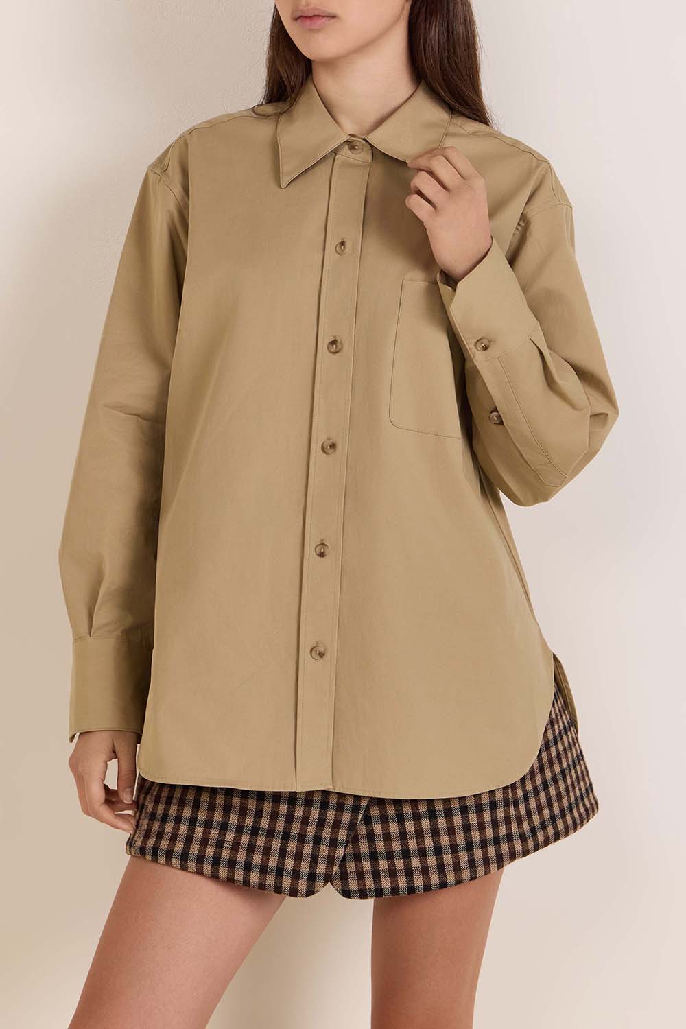 תמונת דוגמן קידמית של חולצה מכופתרת אוברסייז