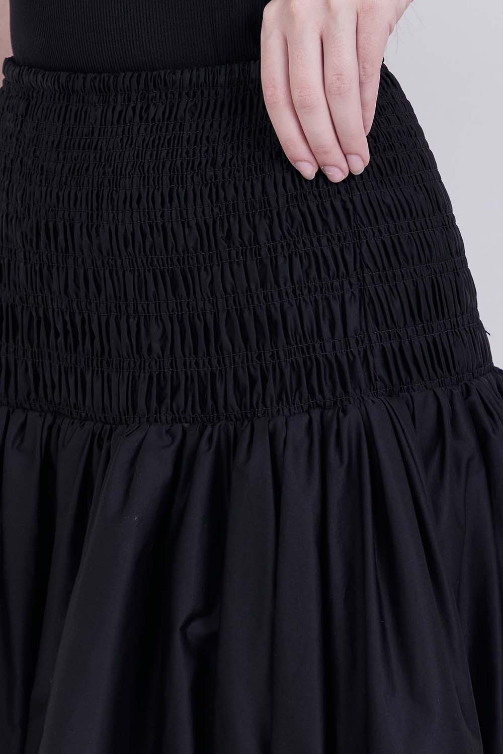 תמונת תקריב דוגמן של חצאית מקסי