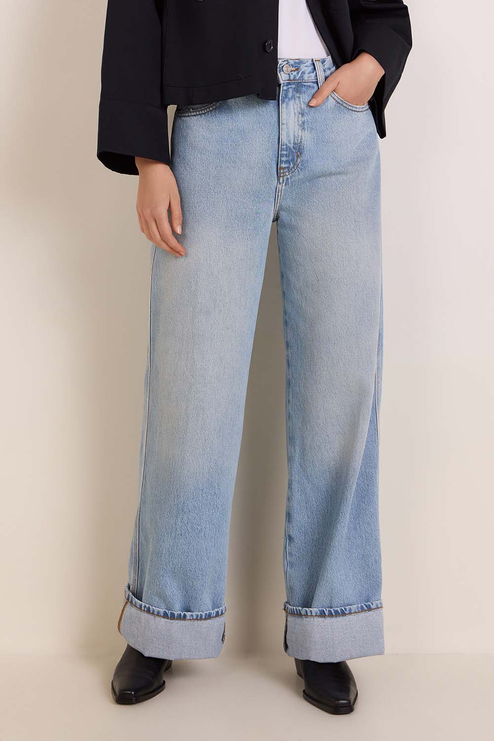 תמונת דוגמן קידמית של מכנסי ג'ינס בגזרה ישרה