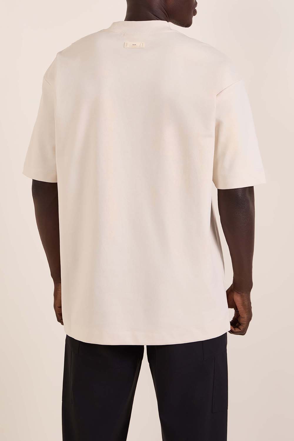 תמונת דוגמן אחורית של חולצת טי משוחררת