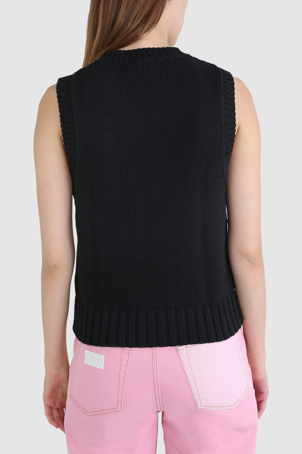 תמונת דוגמן אחורית של אפוד סרוג עם לוגו