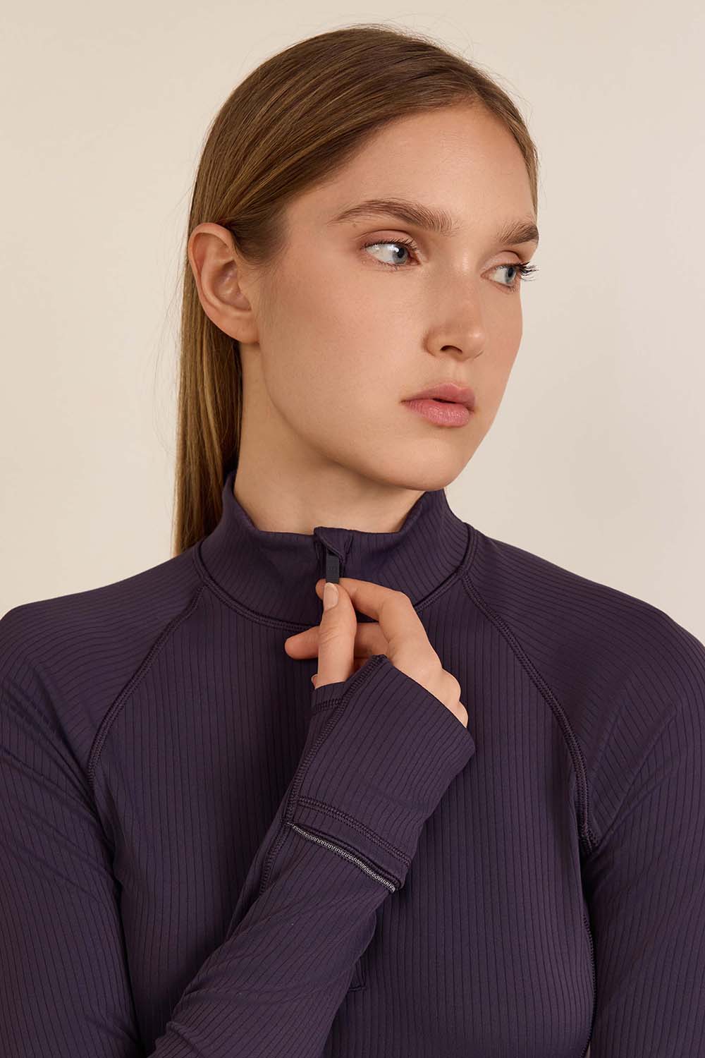 תמונת תקריב דוגמן של It's Rulu Ribbed Cropped Half Zip Updated