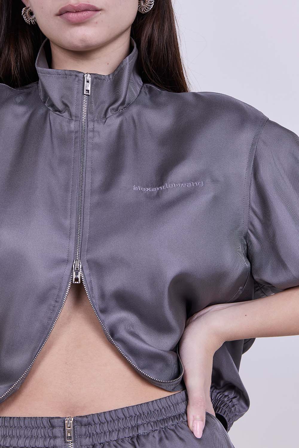 תמונת תקריב דוגמן של ז'קט טראק בגזרת קרופ