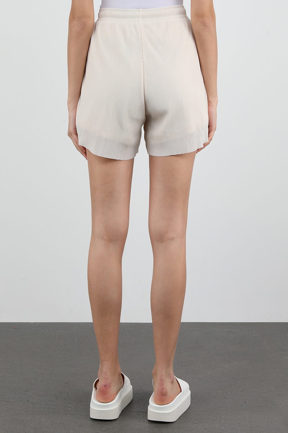 תמונת דוגמן אחורית של מכנסי ריב קצרים בגוון שמנת