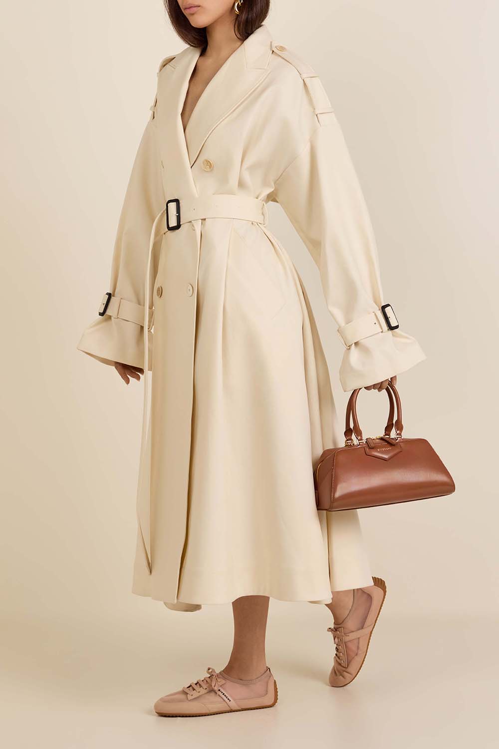 תמונת דוגמן קידמית של נעלי סניקרס רשת