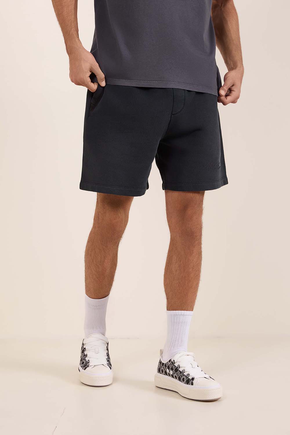 תמונת דוגמן קידמית של מכנסי ג'וג קצרים