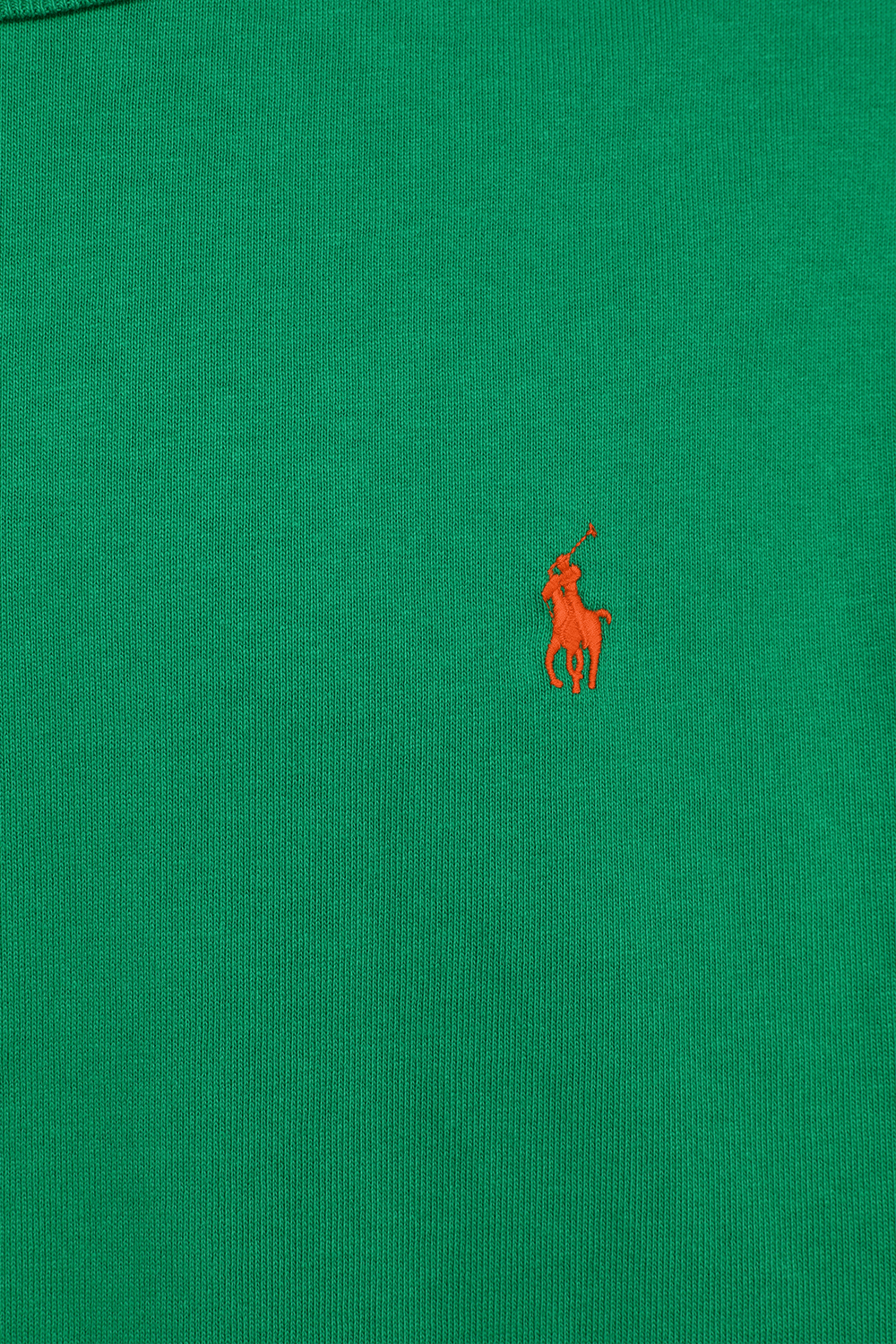 תמונה אחורית של טישירט ירוקה עם לוגו רקום