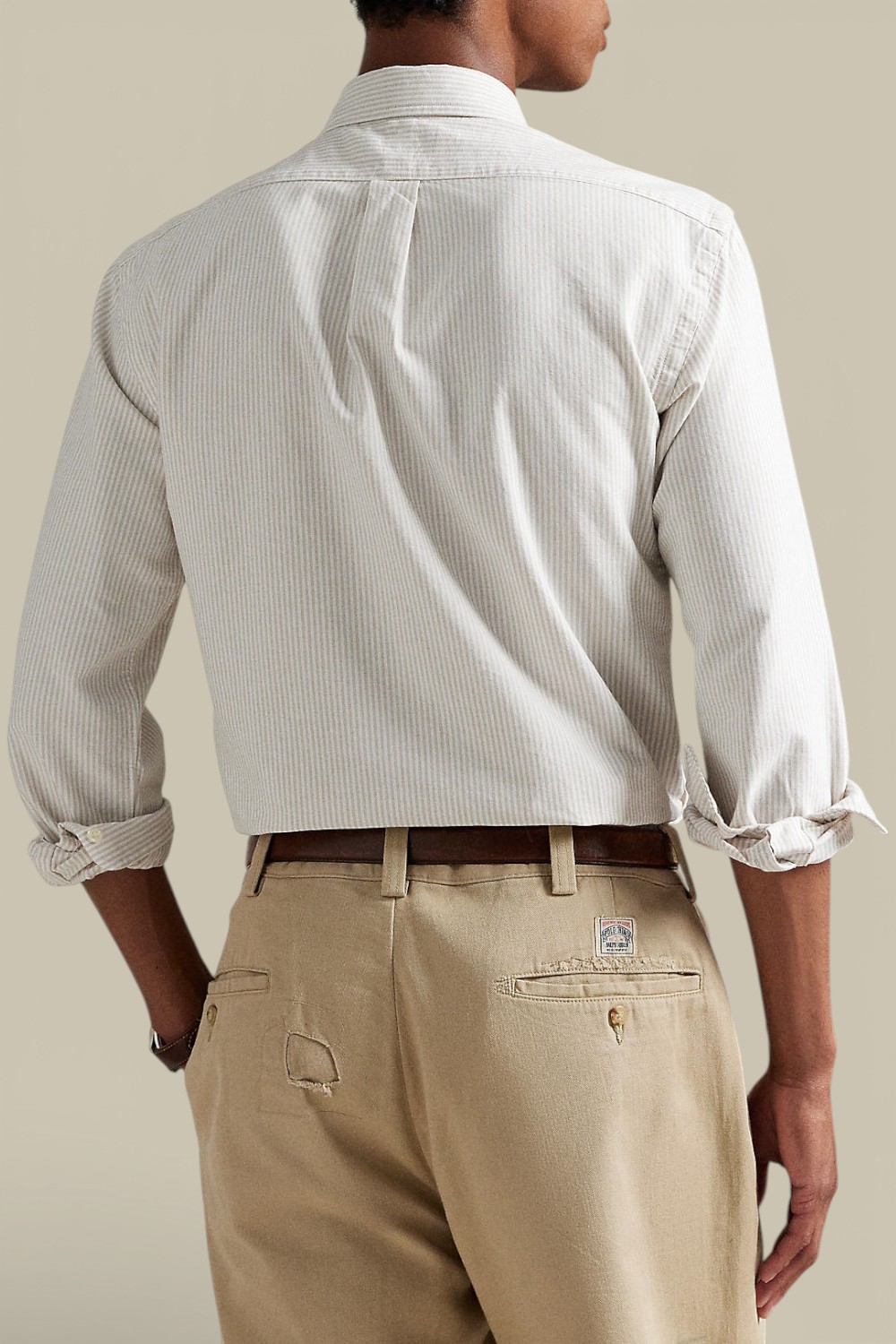 תמונת דוגמן אחורית של חולצת כפתורים פסים