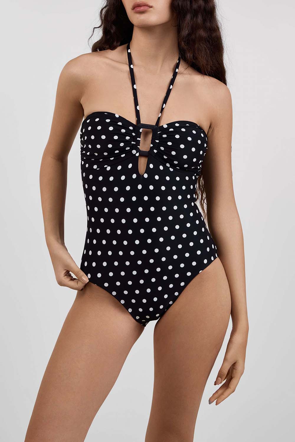 תמונת דוגמן קידמית של בגד ים שלם נקודות