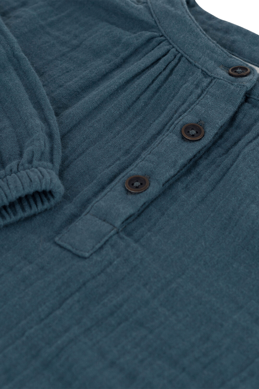 תמונת תקריב של שמלת בלוזון עם כפתורים - גילאי 6-12