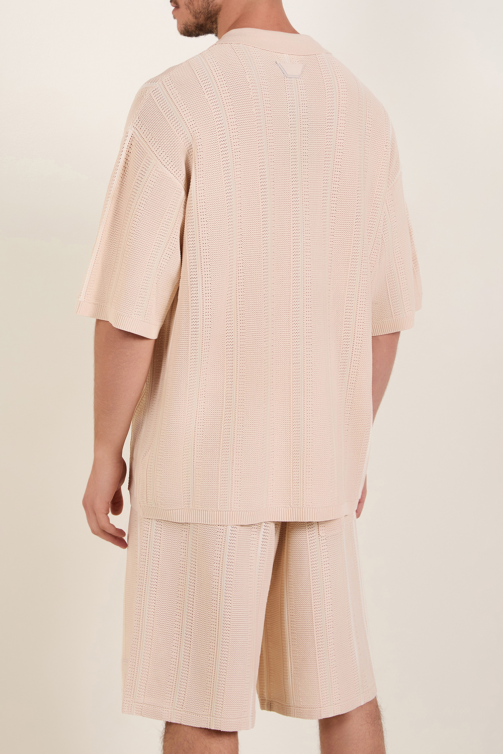 תמונת דוגמן אחורית של חולצת כפתורים ארוגה