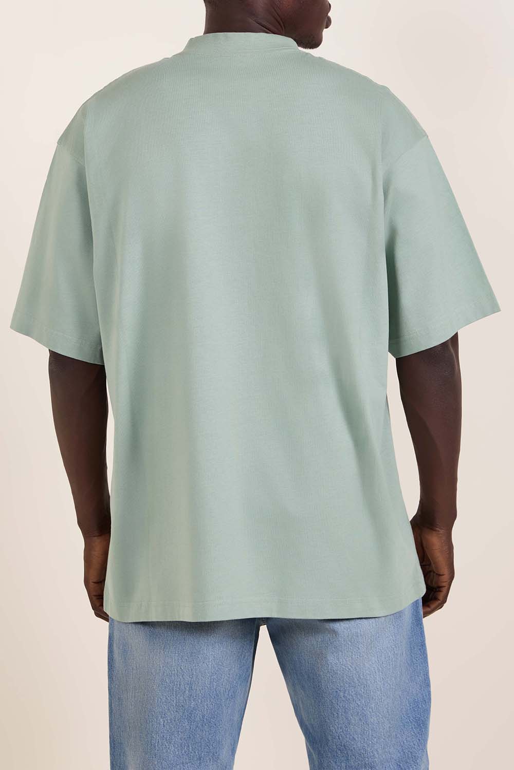 תמונת דוגמן אחורית של חולצת טי