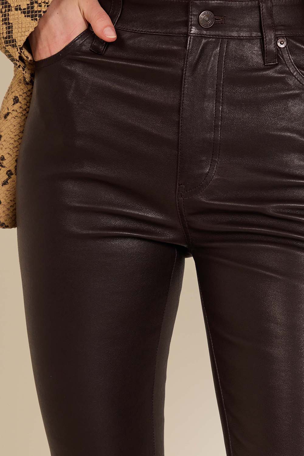 תמונת תקריב דוגמן של מכנסי עור בגזרה גבוהה