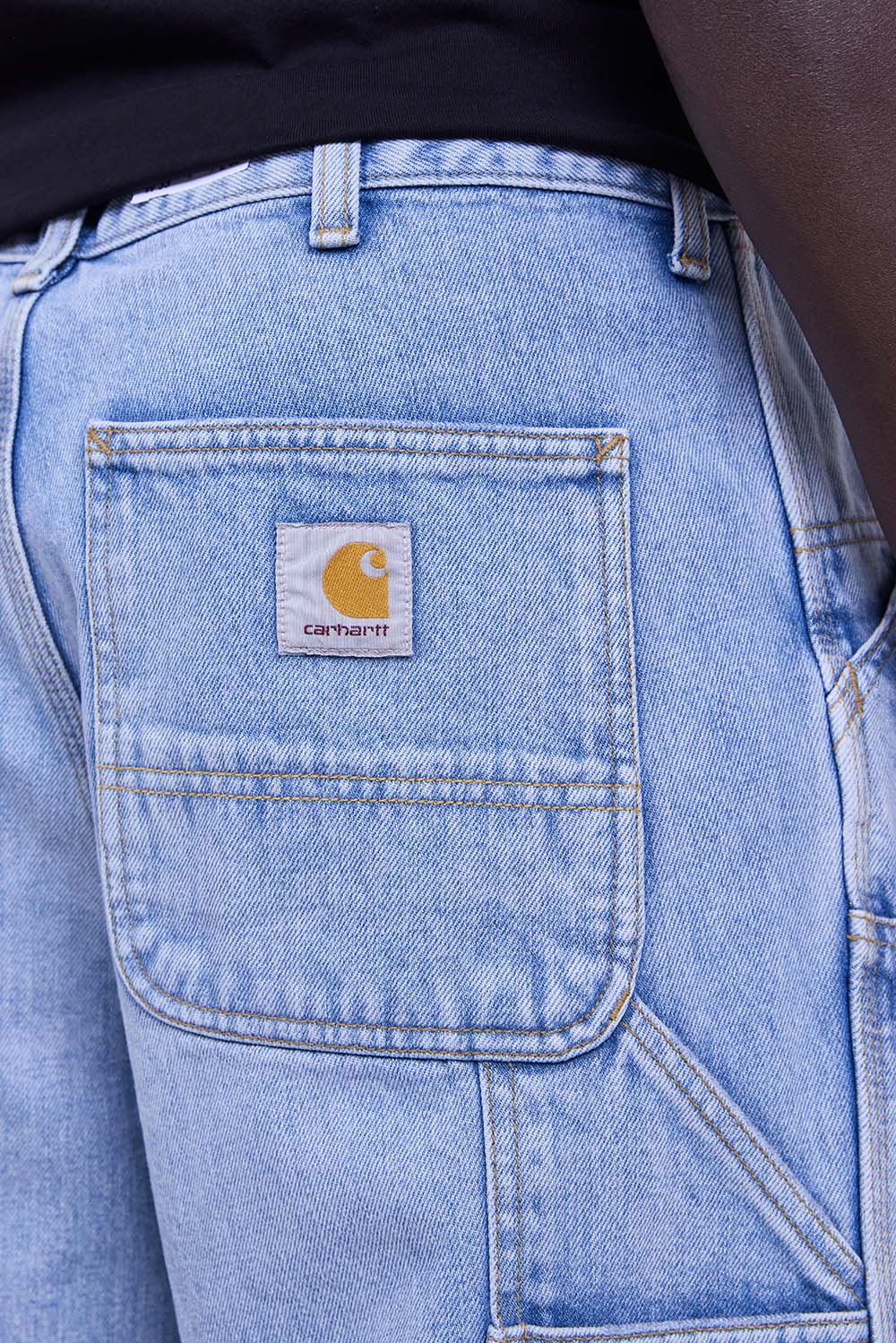 תמונת תקריב דוגמן של מכנסי ג'ינס דאבל ניי