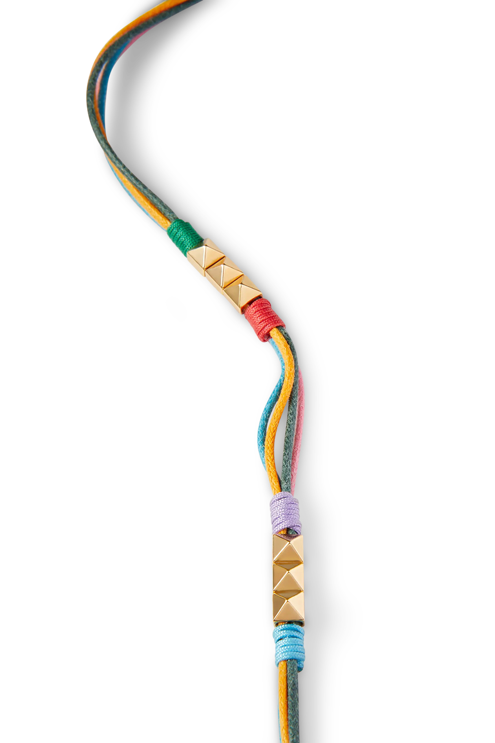 תמונת תקריב של שרשרת בד צבעונית עם לוגו מטאלי