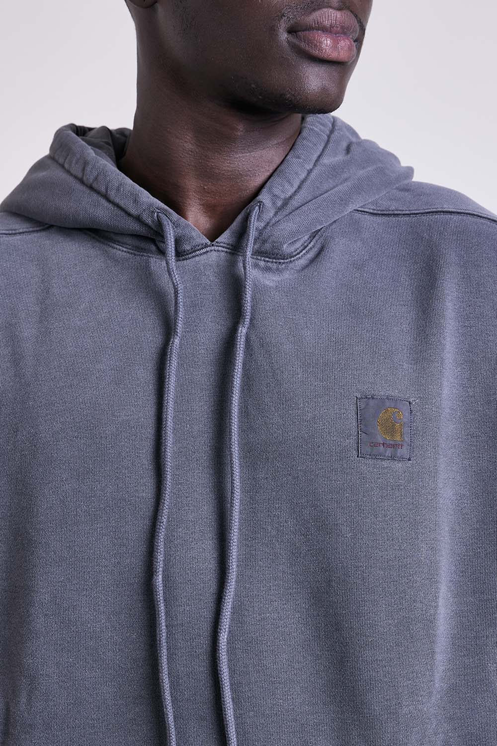 תמונת תקריב דוגמן של סווטשירט קפוצ'ון