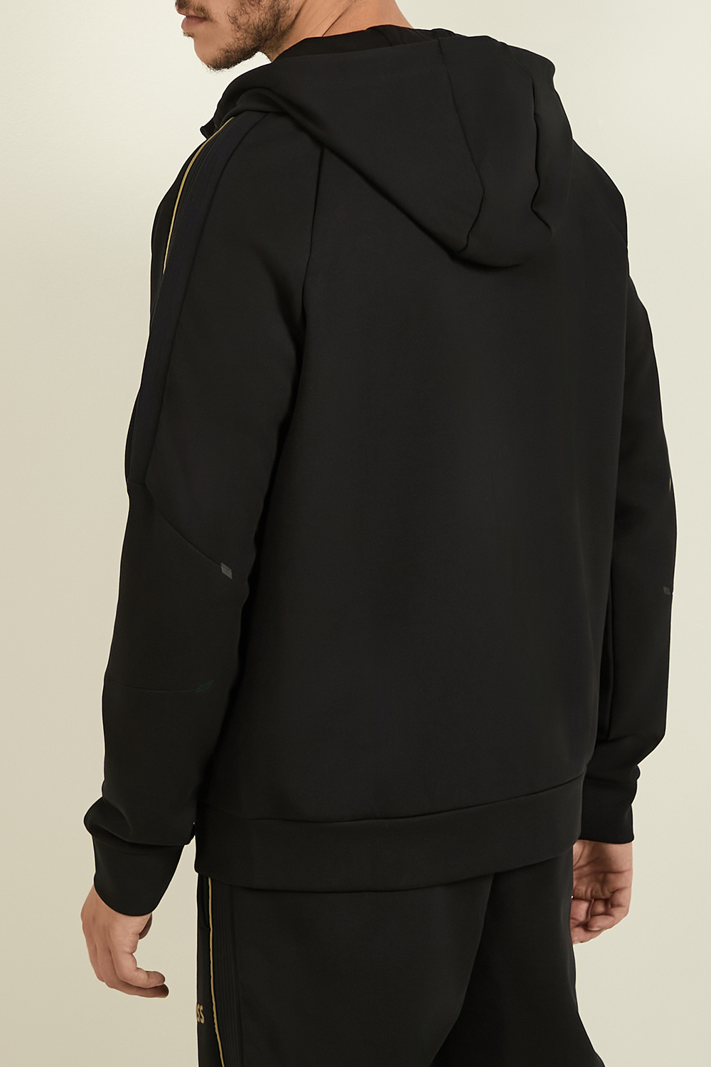 תמונת דוגמן אחורית של סט ספורטיבי