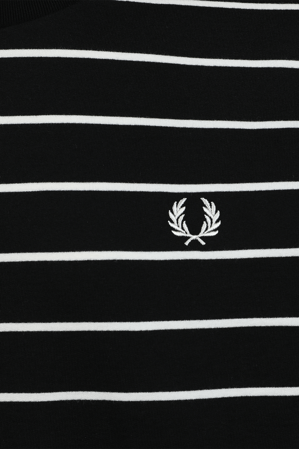 תמונה אחורית של חולצת טי עם לוגו רקום והדפס פסים