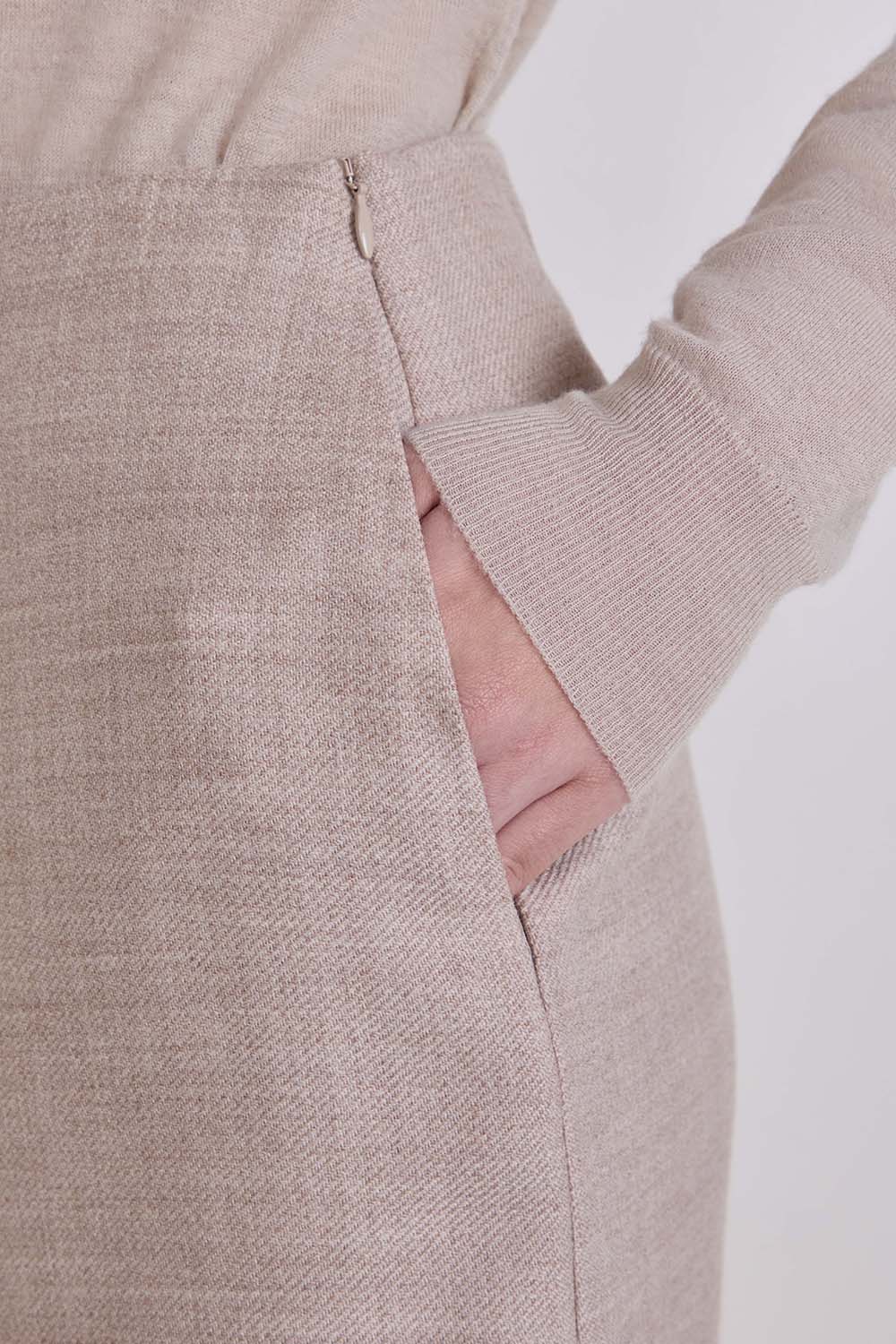 תמונת תקריב דוגמן של חצאית צמר מידי