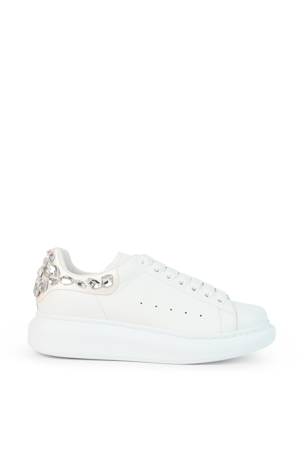 תמונה קידמית של סניקרס אוברסייז עם פאנל קריסטלים