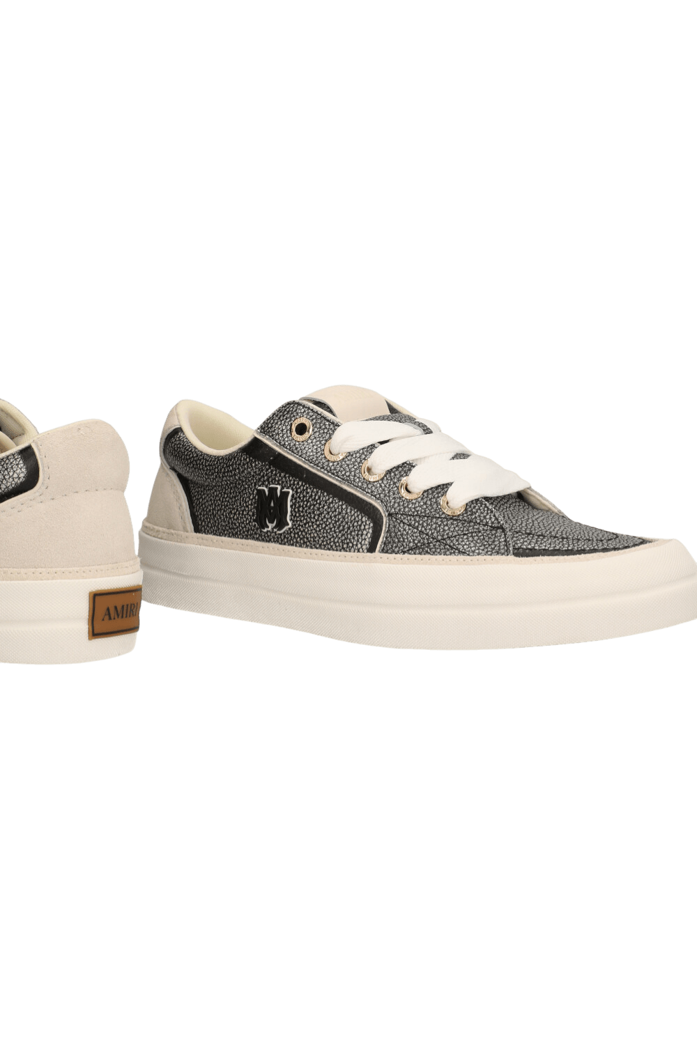 תמונת תקריב של נעלי סניקרס