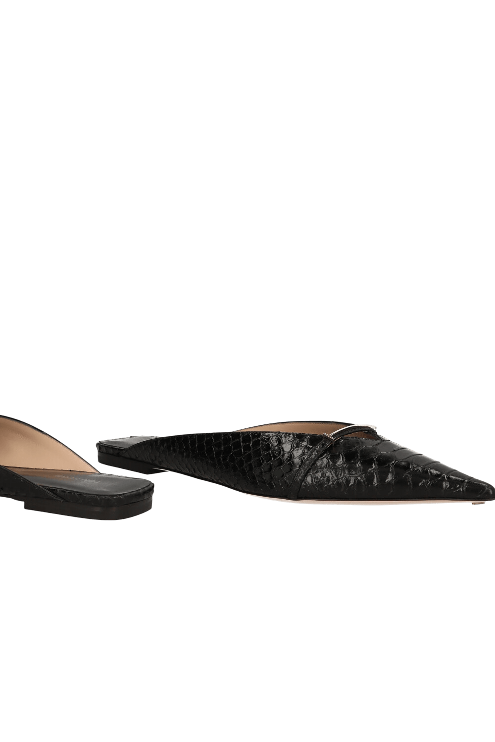 תמונת תקריב של נעלי מיולס