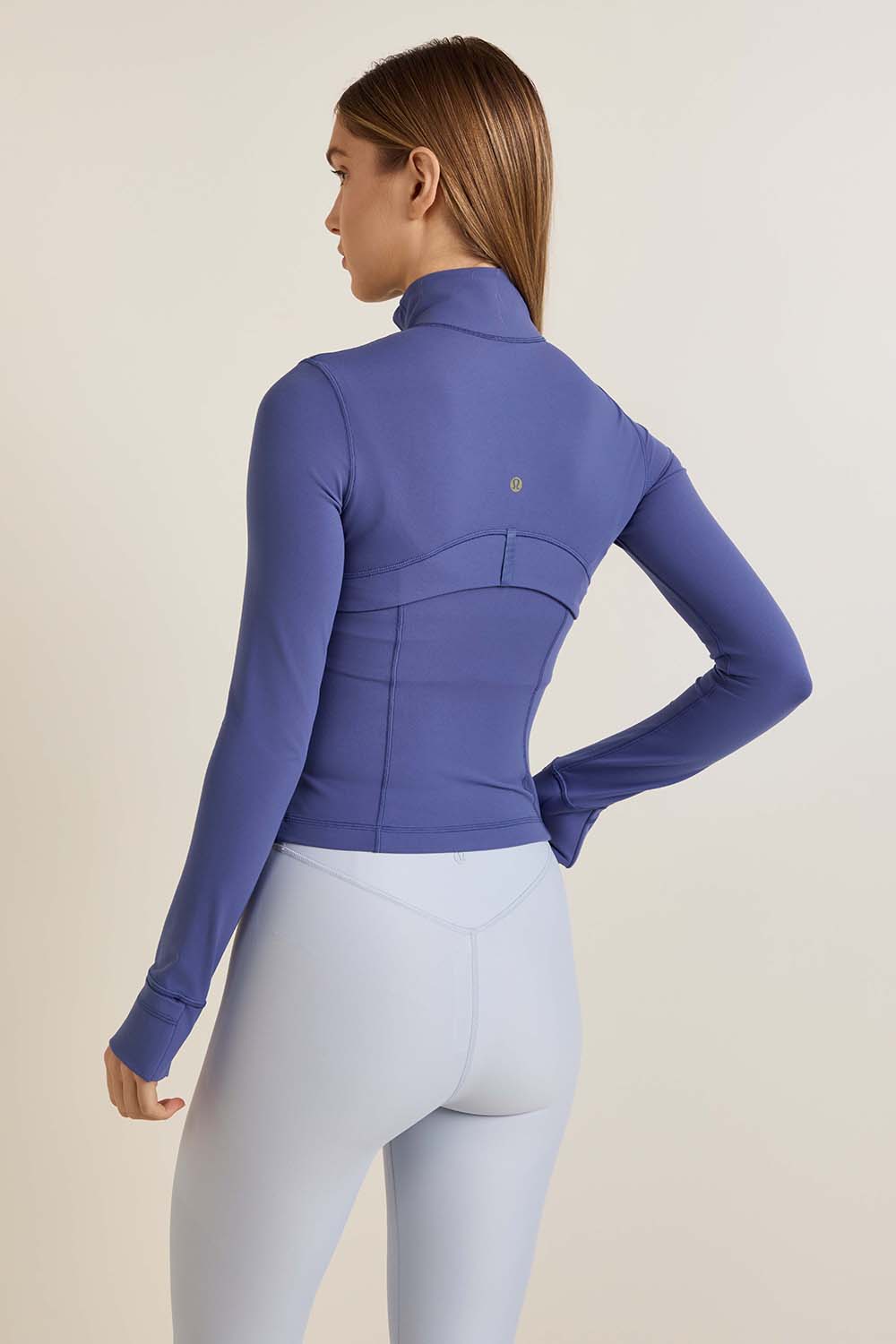 תמונת דוגמן אחורית של Define&trade; Cropped Jacket *Nulu