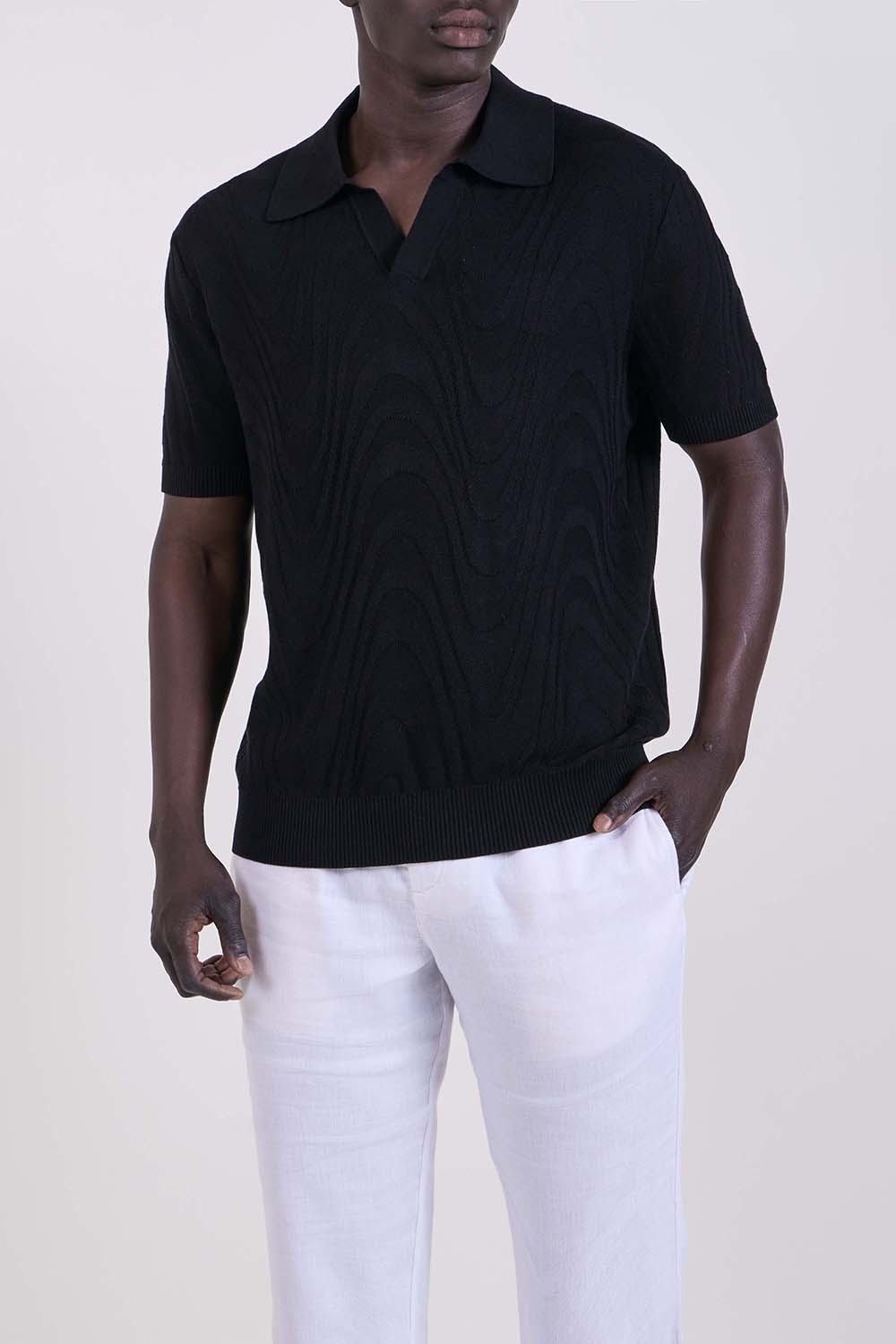 תמונת דוגמן קידמית של חולצת פולו בגזרה ישרה