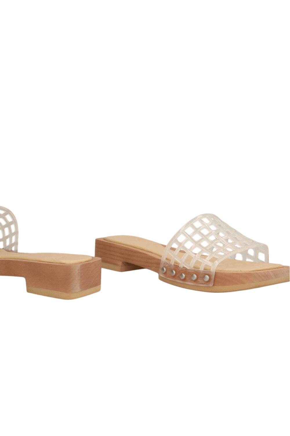 תמונת תקריב של כפכפי עץ