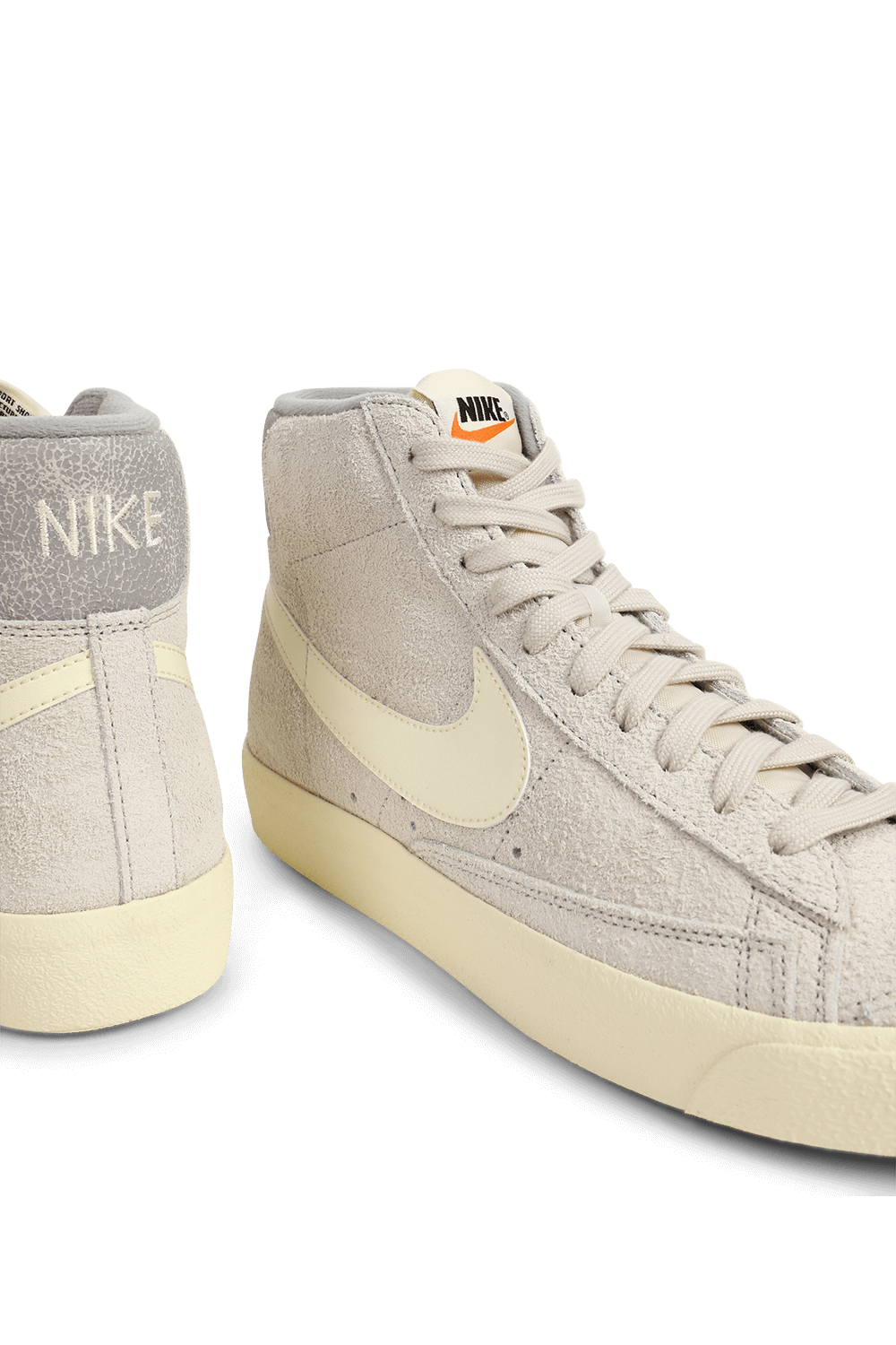 תמונת תקריב של סניקרס בלייזר מיד 77 מעור זמש