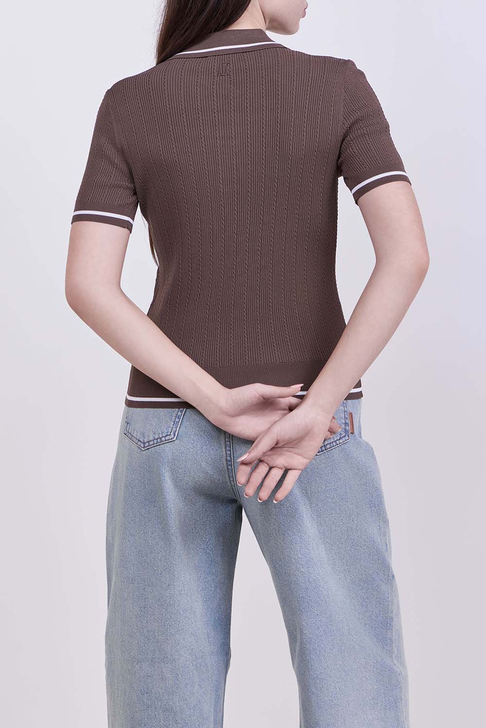 תמונת דוגמן אחורית של חולצת פולו בגזרת סלים