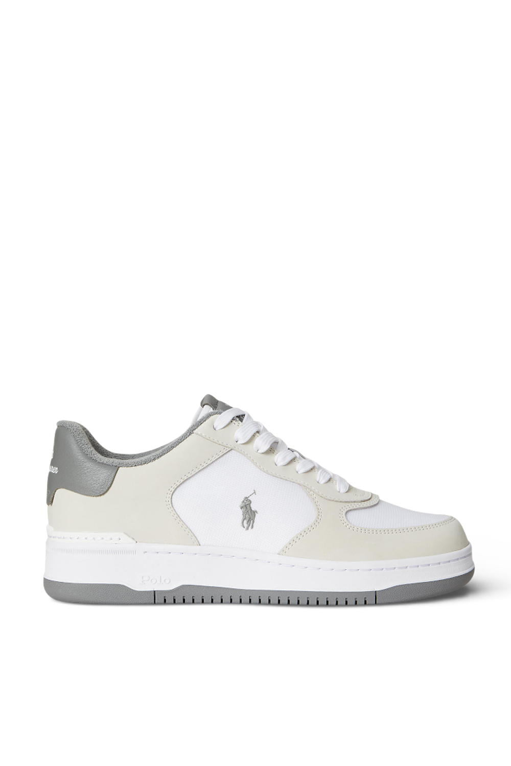 תמונה קידמית של נעלי סניקרס