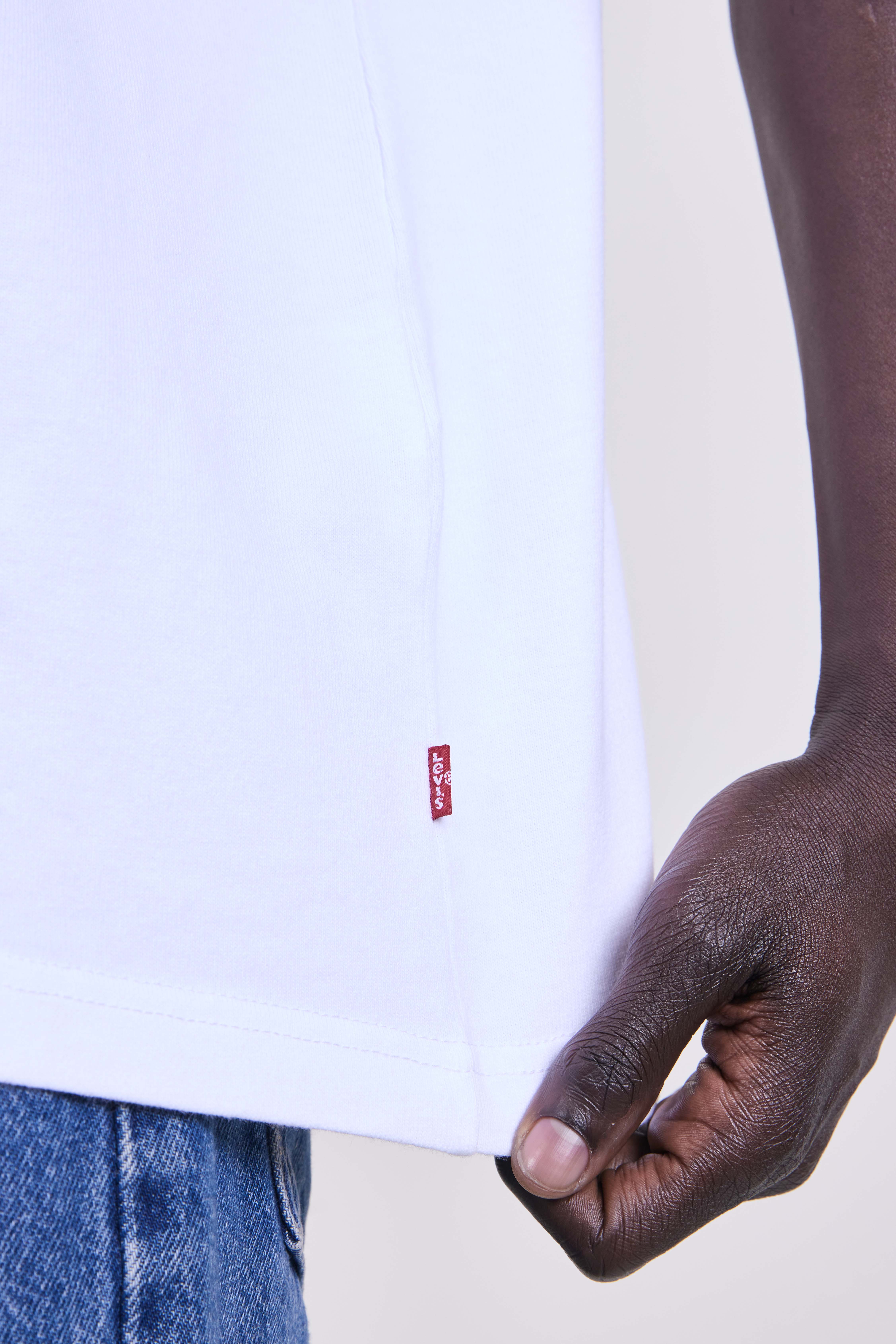 תמונת תקריב דוגמן של חולצת טי בגזרה משוחררת