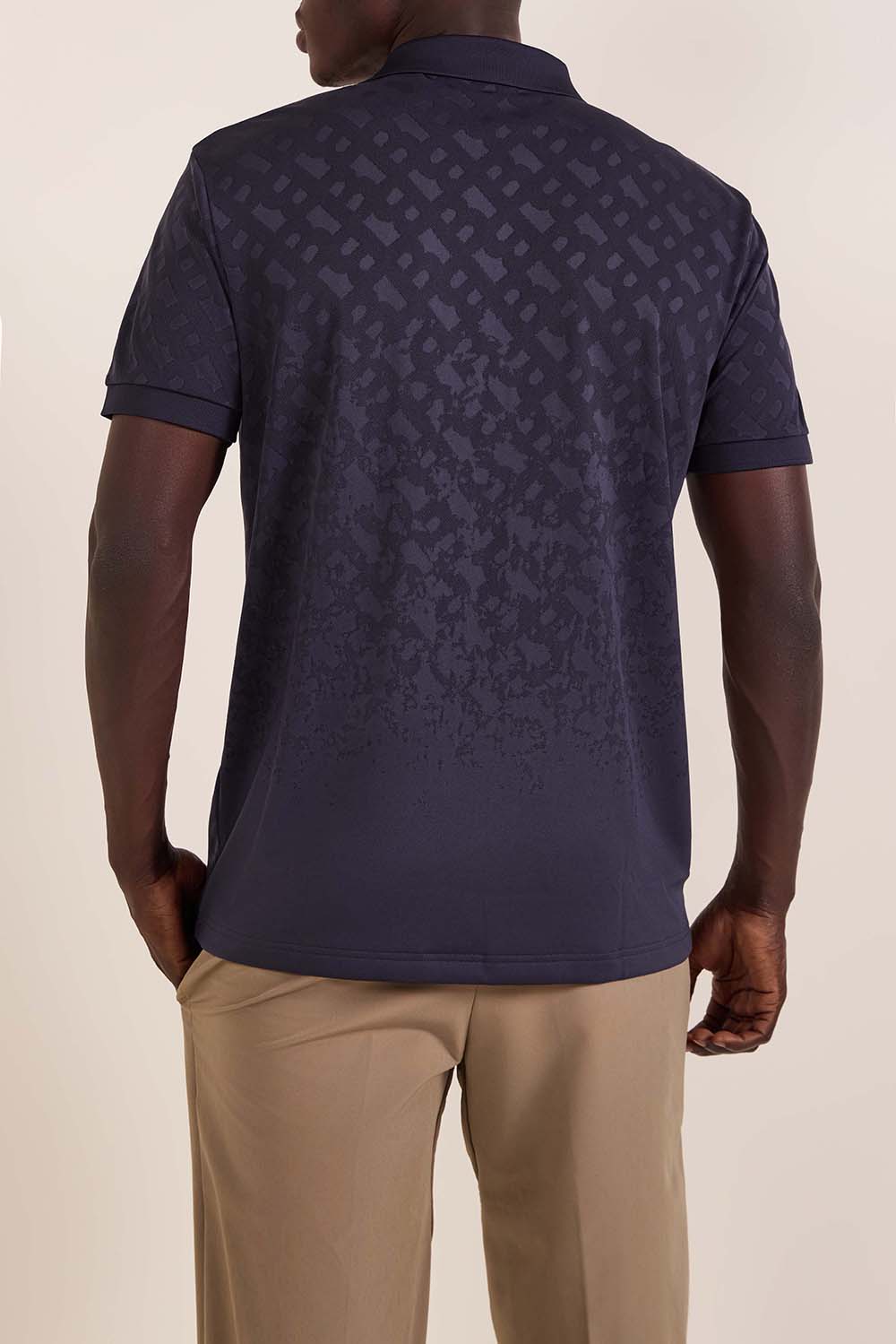 תמונת דוגמן אחורית של חולצת פולו